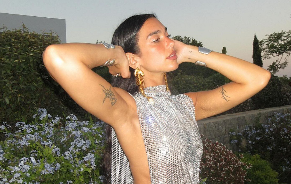 H Ντούα Λίπα επέλεξε ένα αποκαλυπτικό φόρεμα για τα γενέθλιά της