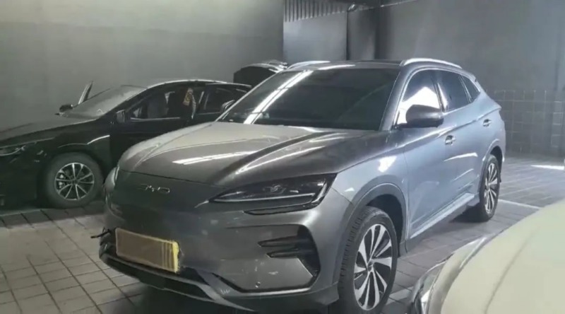 Ένα BYD Song Plus EV επιβιώνει από τριπλό κεραυνό αλώβητο μαζί με τον οδηγό!