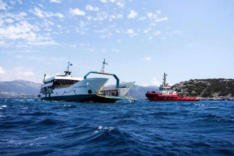 Προσάραξη φέρι μποτ σε ξέρα στα Νέα Στύρα: «Κόλλησαν τα πηδάλια» φέρεται να υποστήριξε ο καπετάνιος – Δύσκολη η μεταφορά του πλοίου