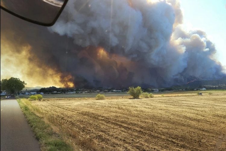 Τεράστια πυρκαγιά έχει κάψει 120.000 στρέμματα στη νότια Γαλλία – Ένας νεκρός και εννέα τραυματίες