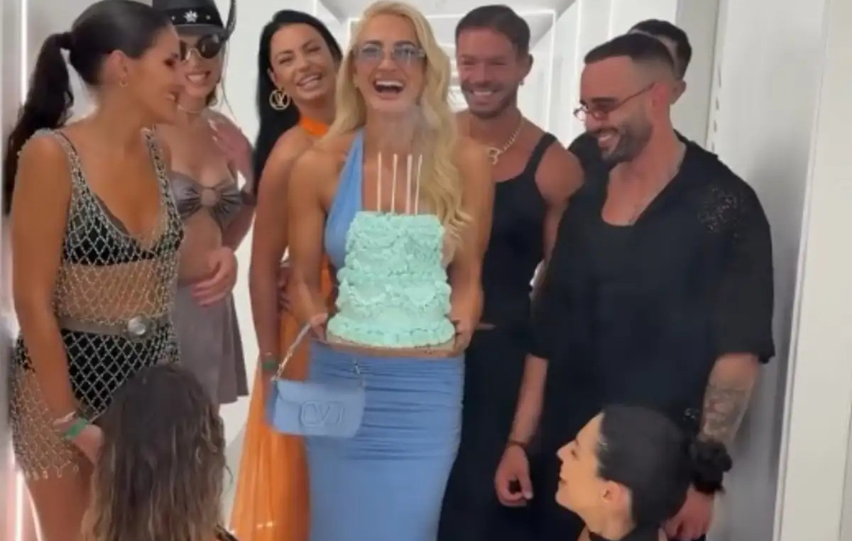 Γενέθλια στην Ίμπιζα για την Ιωάννα Τούνη – Η έκπληξη με την εντυπωσιακή τούρτα από τους φίλους της στο νησί των πάρτι