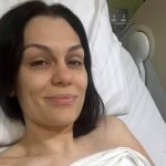 «Δυσκολεύομαι να αναπνεύσω» – Η Jessie J ξανά στο νοσοκομείο δύο μήνες μετά τη διάγνωση για καρκίνο του μαστού