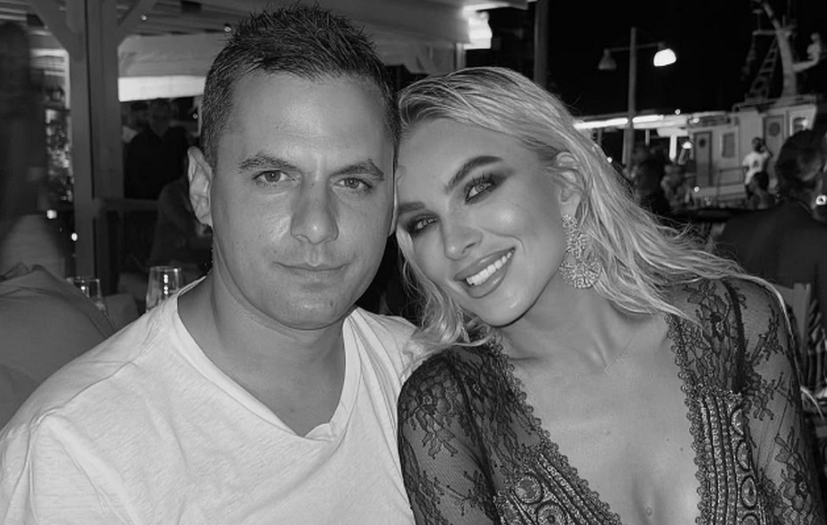 Κατερίνα Καινούργιου και Παναγιώτης Κουτσουμπής χαλαρώνουν λίγους μήνες πριν ανέβουν τα σκαλιά της εκκλησίας