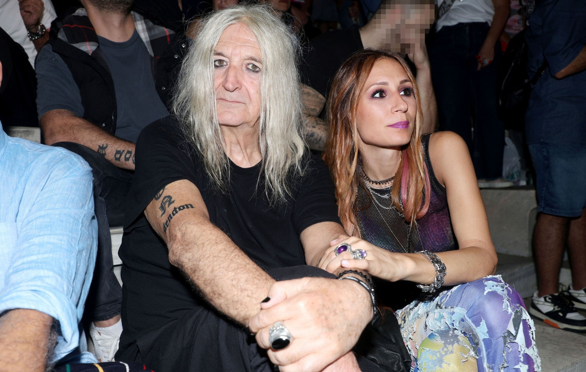 Νίκος Καρβέλας: Η φωτογραφία της Έλενας Φερεντίνου με τον γιο τους και τα σχόλια από Άννα Βίσση και Αννίτα Πάνια