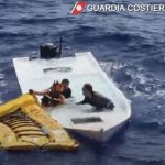 Πλεούμενο που μετέφερε μετανάστες ανετράπη στ’ ανοικτά της Λαμπεντούζα – Τουλάχιστον 20 νεκροί