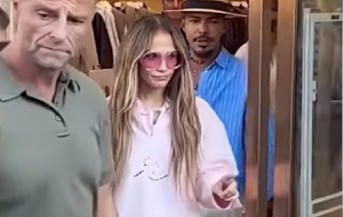 Η Τζένιφερ Λόπεζ «έφαγε» πόρτα σε κατάστημα της Chanel στην Κωνσταντινούπολη – Η απρόσμενη αντίδρασή της