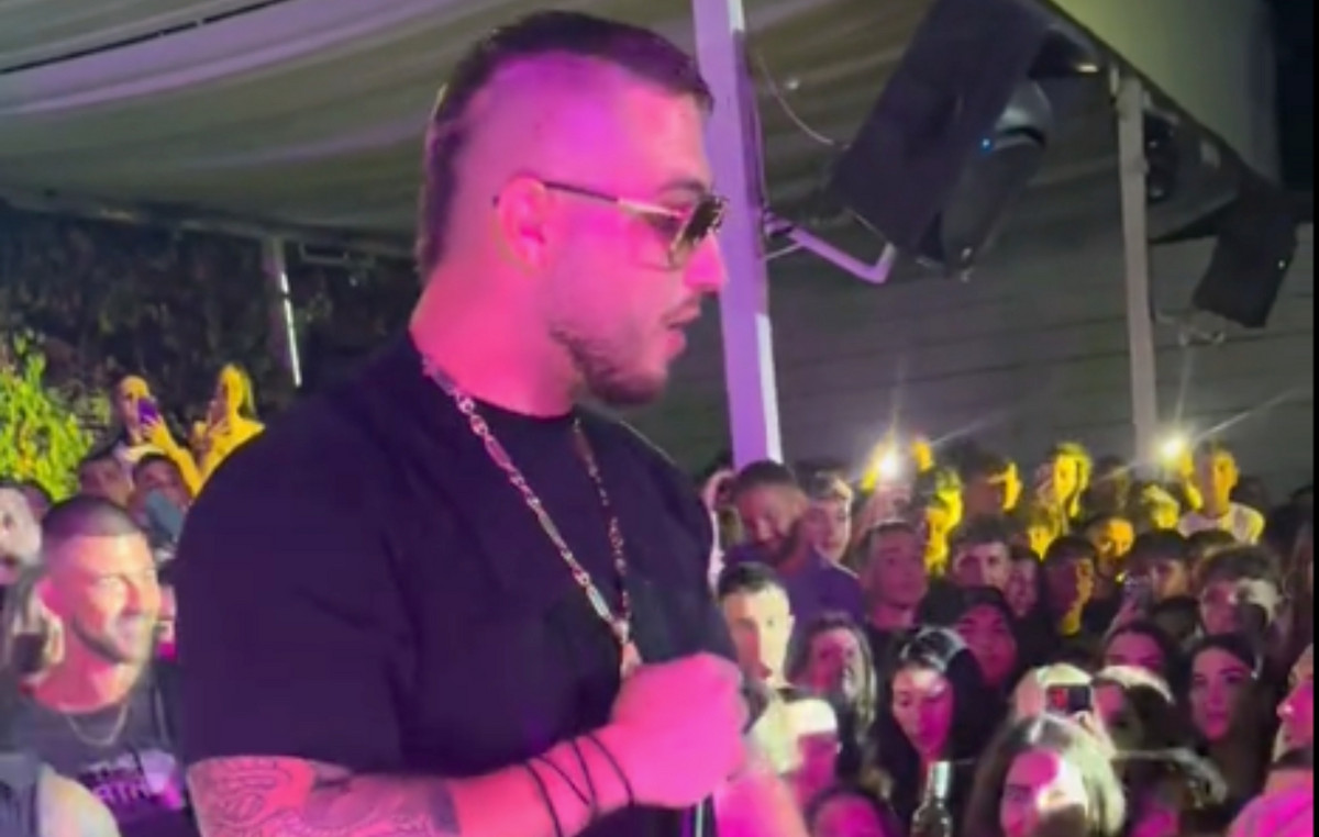 «Μην ξαναπιείς μπροστά μου» – Τράπερ επέπληξε 15χρονο που κατανάλωνε αλκοόλ σε συναυλία του