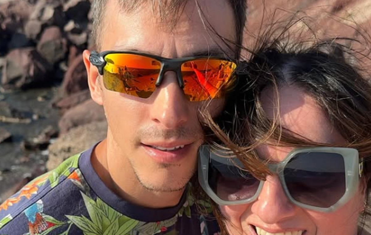 Η Σοφία Μουτίδου ποζάρει από τη Σαντορίνη με τον γοητευτικό σύντροφό της