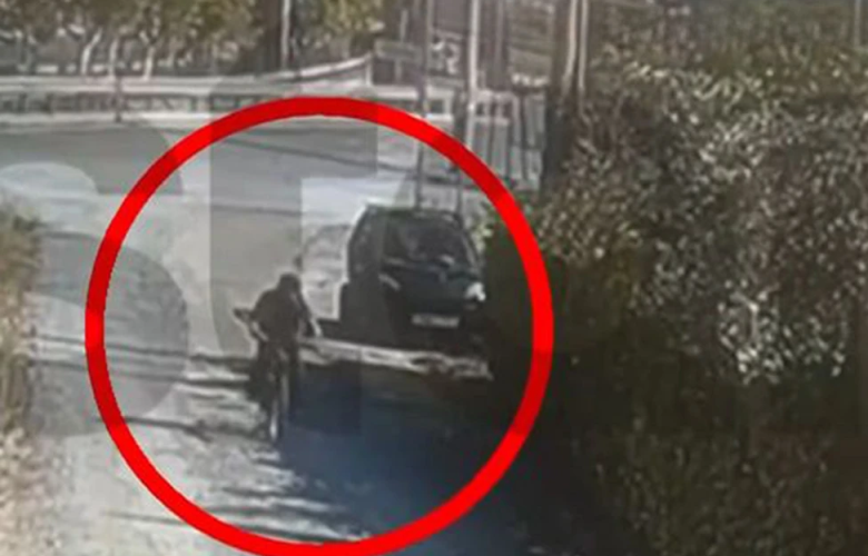 Καρέ-καρέ η δράση του εμπρηστή με το ποδήλατο στην Παιανία