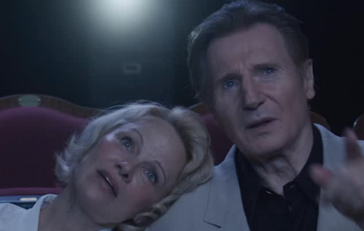 «Το ζευγάρι που γελά μαζί, μένει μαζί» – Λίαμ Νίσον και Πάμελα Άντερσον σε τρυφερό promo της ταινίας «Τρελές Σφαίρες»