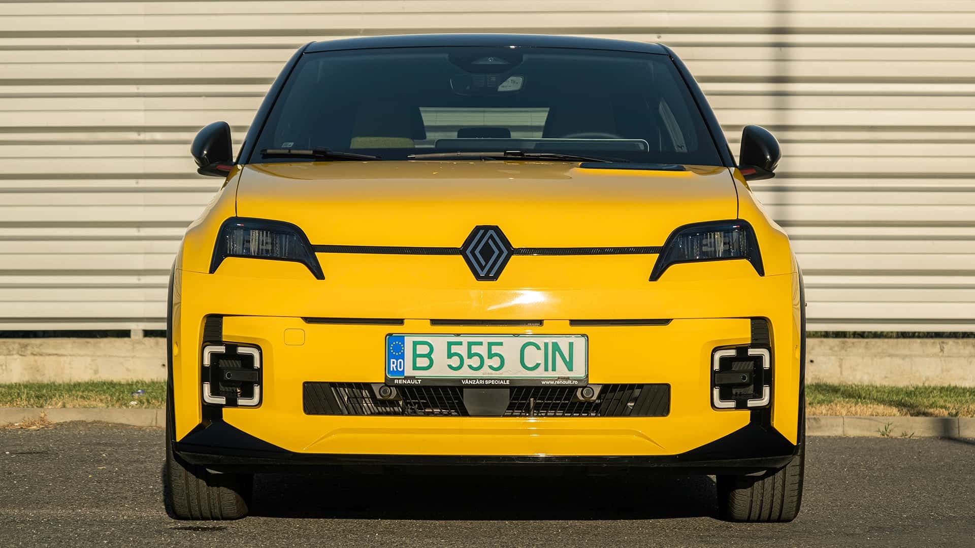 Renault 5 E-Tech: Οδηγώντας το ηλεκτρικό μικρό που «παντρεύει» ρετρό στυλ με σύγχρονη τεχνολογία