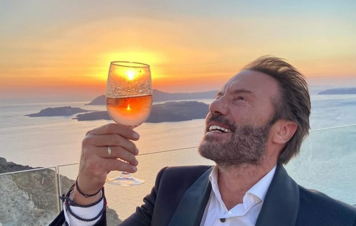 Ο Στράτος Τζώρτζογλου για τα γενέθλιά του: «Κλείνω 6 ζωές, μια ρυτίδα περισσότερο στο μέτωπο»