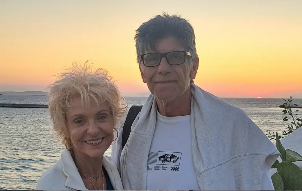 «Αντίο καλοκαίρι» – Η Ναταλία Τσαλίκη ποζάρει με τον Γιάννη Μπέζο με θέα τη θάλασσα