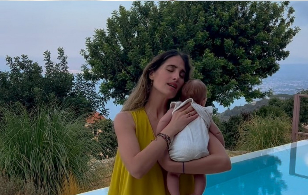 Η Παυλίνα Βουλγαράκη νανουρίζει την κόρη της – Δείτε το τρυφερό βίντεο