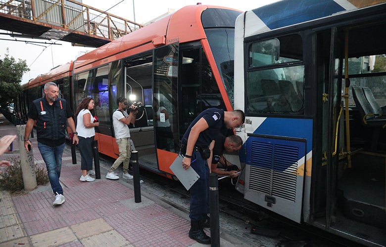 Τροχαίο με τραμ και λεωφορείο που συγκρούστηκαν στον Πειραιά –  Στους 30 οι τραυματίες