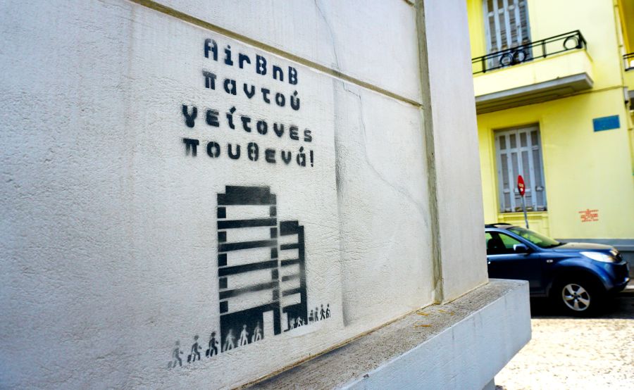 Οι πέντε νέες περιοχές που πατάει «φρένο» στη βραχυχρόνια μίσθωση - Η κυβέρνηση βάζει φραγμούς σε Θεσσαλονίκη , Σαντορίνη , Πάρος , Χανιά και Χαλκιδική - FinanceNews.gr