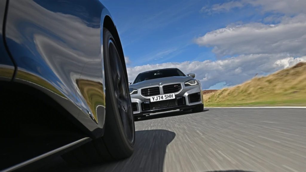 BMW M2 vs Lotus Emira: Ποιο σπορ κουπέ κερδίζει την παρτίδα;
