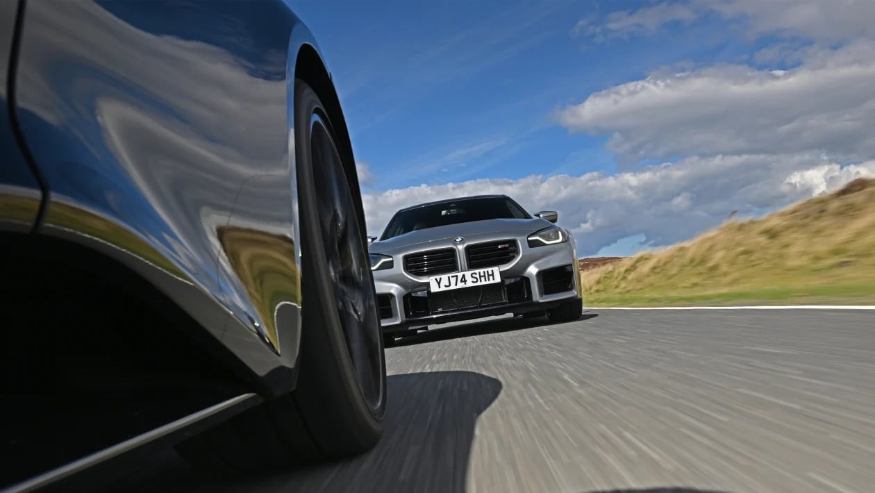 BMW M2 vs Lotus Emira: Ποιο σπορ κουπέ κερδίζει την παρτίδα;