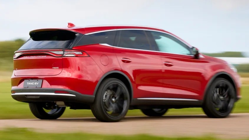 Η BYD ετοιμάζει SUV-ναυαρχίδα με φόρτιση-αστραπή 400 χλμ σε 5'