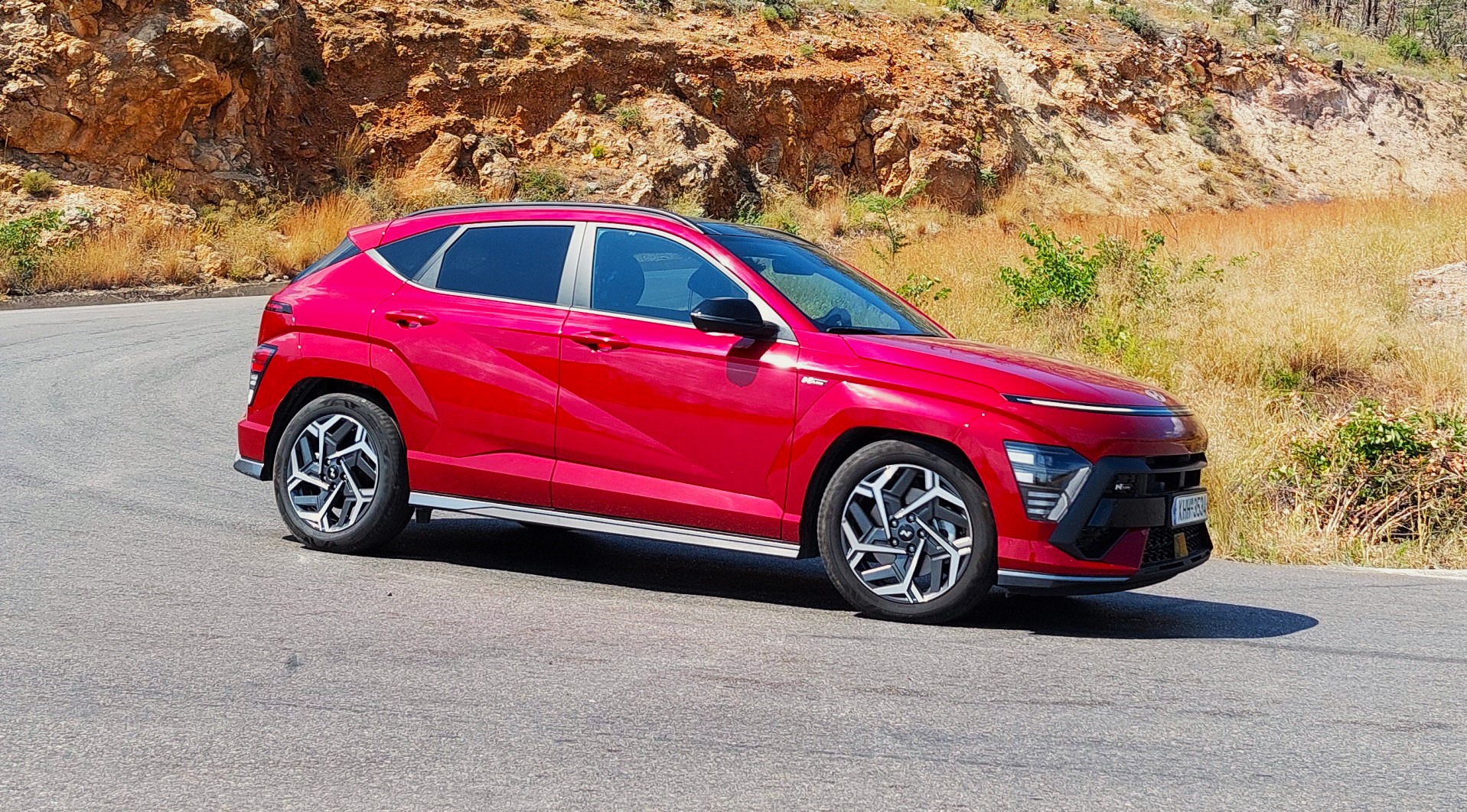 Hyundai Kona MY25 1.6T 170PS 4WD N LINE 2025 test RED (2). Hyundai Kona MY25 1.6T 170PS 4WD N LINE 2025 test RED (2).