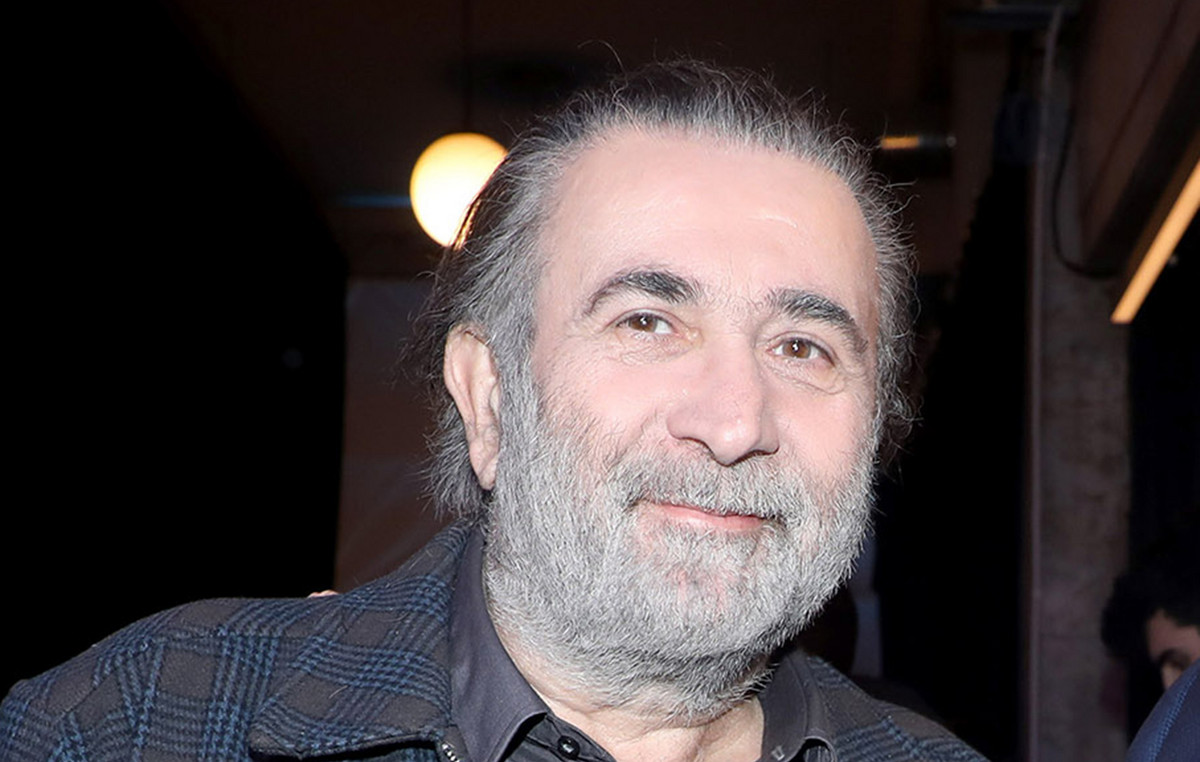 Λάκης Λαζόπουλος: «Παίζω σε μία παράσταση και η μητέρα μου έβγαλε μια φωτογραφία του πατέρα μου να ακούσει και αυτός»