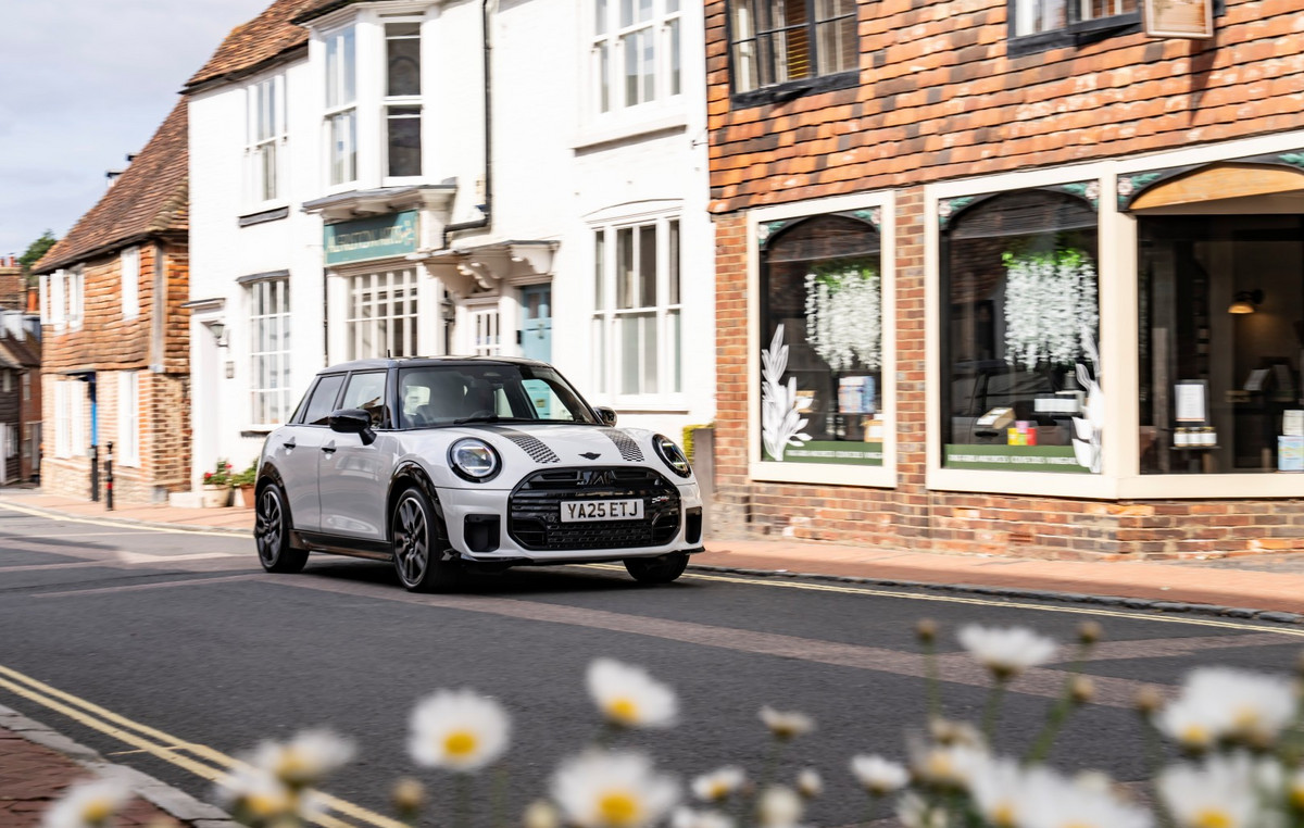 To 5θυρο MINI Cooper S διασχίζει τους δρόμους της Αγγλίας