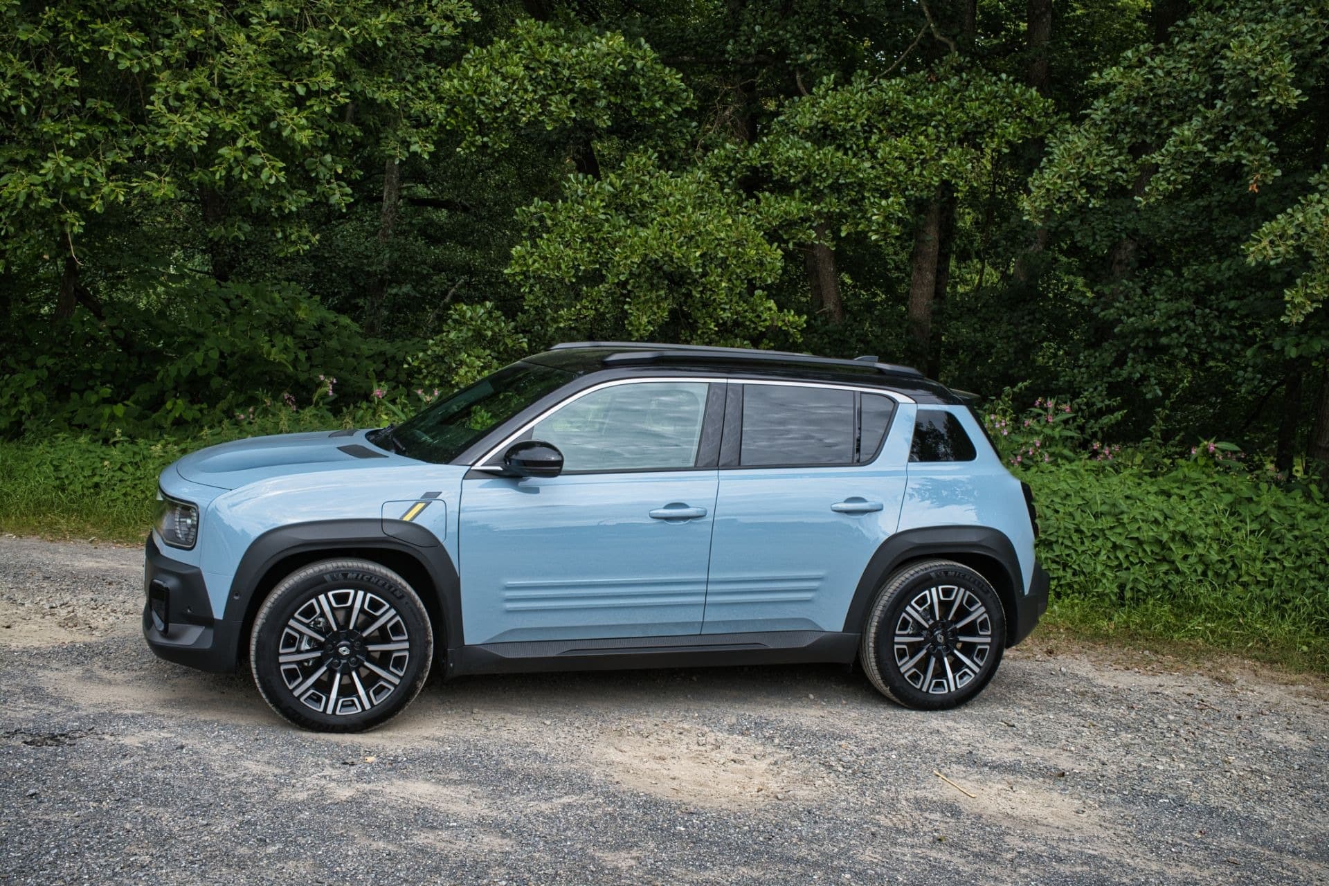 Οδηγώντας το Renault R4: Το θρυλικό όνομα επιστρέφει με ηλεκτρική δύναμη και SUV εμφάνιση!