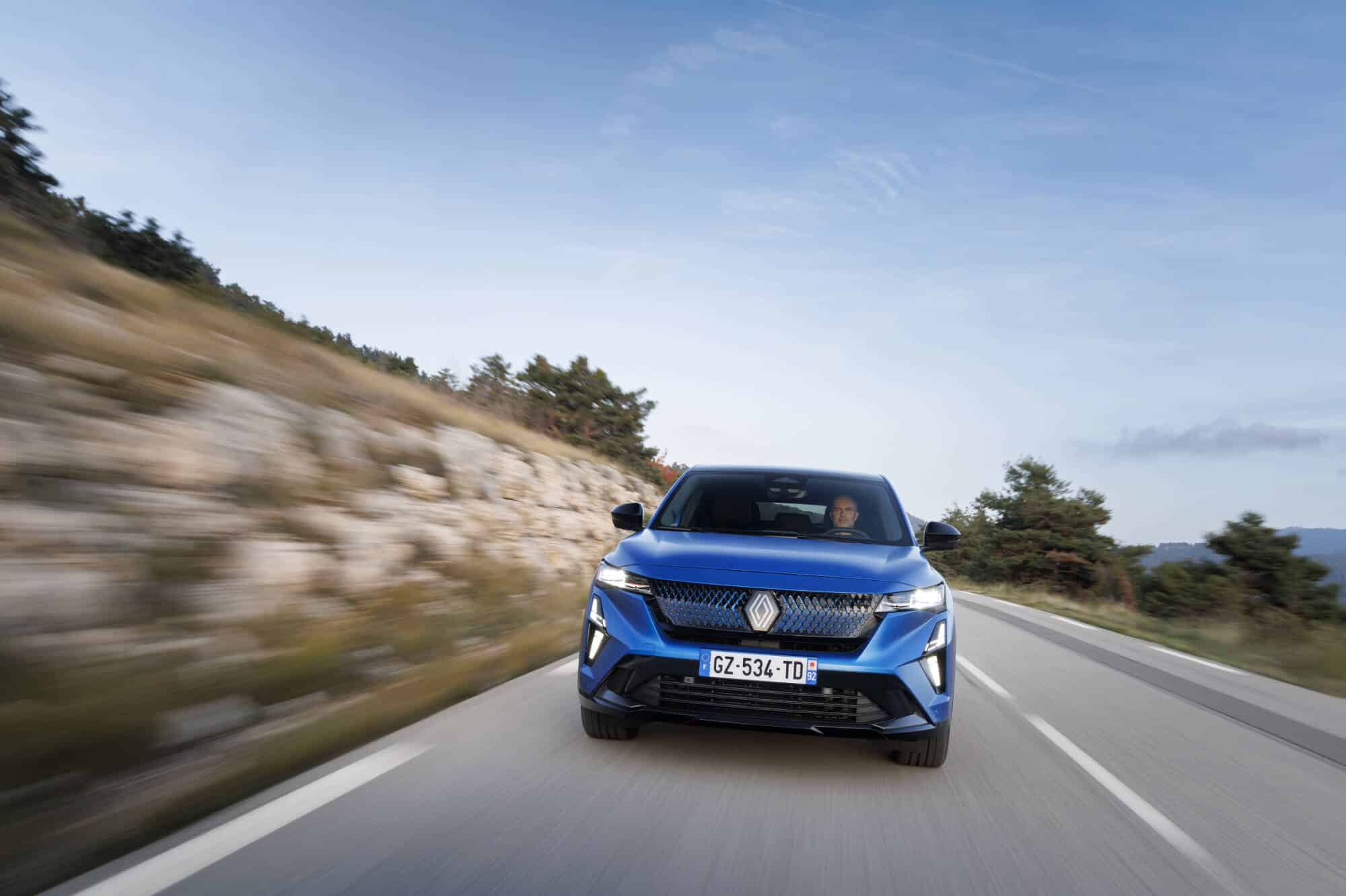 Renault Rafale E-Tech: Η νέα PHEV ναυαρχίδα με 300 άλογα και τετρακίνηση