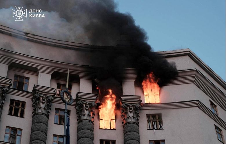Στις φλόγες η έδρα της κυβέρνησης της Ουκρανίας στο Κίεβο – Η πρωτεύουσα έγινε στόχος εκτεταμένης επιδρομής drones