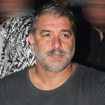 Μπισμπίκης: «Μου έφυγε το τιμόνι και προκάλεσα ζημιά σε παρκαρισμένα αυτοκίνητα» – Νέα δήλωση του ηθοποιού για το συμβάν