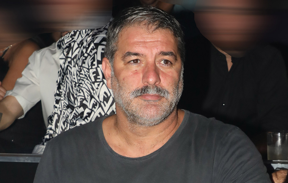 Μπισμπίκης: «Μου έφυγε το τιμόνι και προκάλεσα ζημιά σε παρκαρισμένα αυτοκίνητα» – Νέα δήλωση του ηθοποιού για το συμβάν