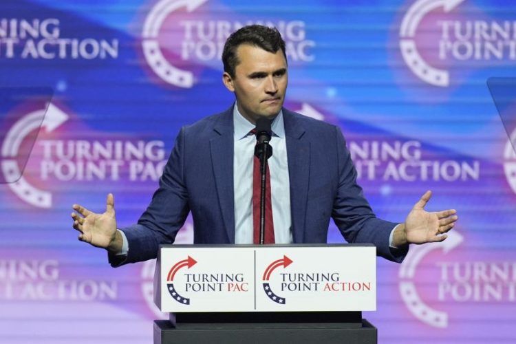 Δολοφονία Τσάρλι Κερκ: Τι έχουν κάνει γνωστό ως τώρα οι Αρχές – Η στιγμή του πυροβολισμού του συντηρητικού ακτιβιστή και υποστηρικτή του Τραμπ