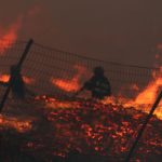 Ολονύχτια μάχη με τη φωτιά στο Μενίδι: Κάηκαν εργοστάσια, κλειστοί δρόμοι και συναγερμός - FinanceNews.gr