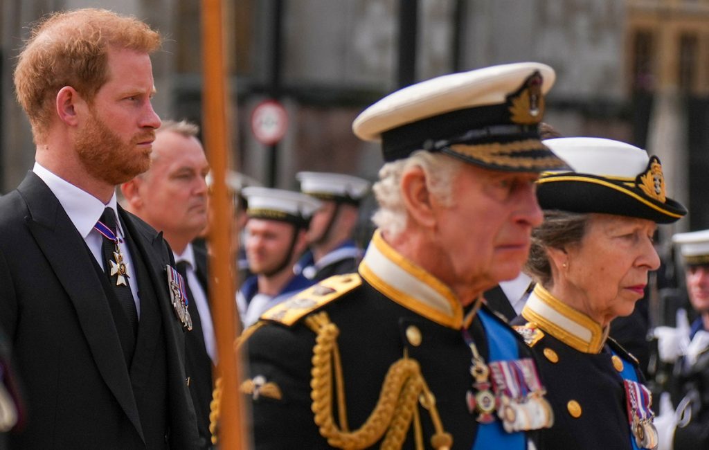 Ο βασιλιάς Κάρολος επέστρεψε στο Λονδίνο και ο πρίγκιπας Χάρι περιμένει συνάντηση – Ποιος είναι ο όρος που έχει τεθεί