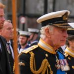 Ο βασιλιάς Κάρολος επέστρεψε στο Λονδίνο και ο πρίγκιπας Χάρι περιμένει συνάντηση – Ποιος είναι ο όρος που έχει τεθεί