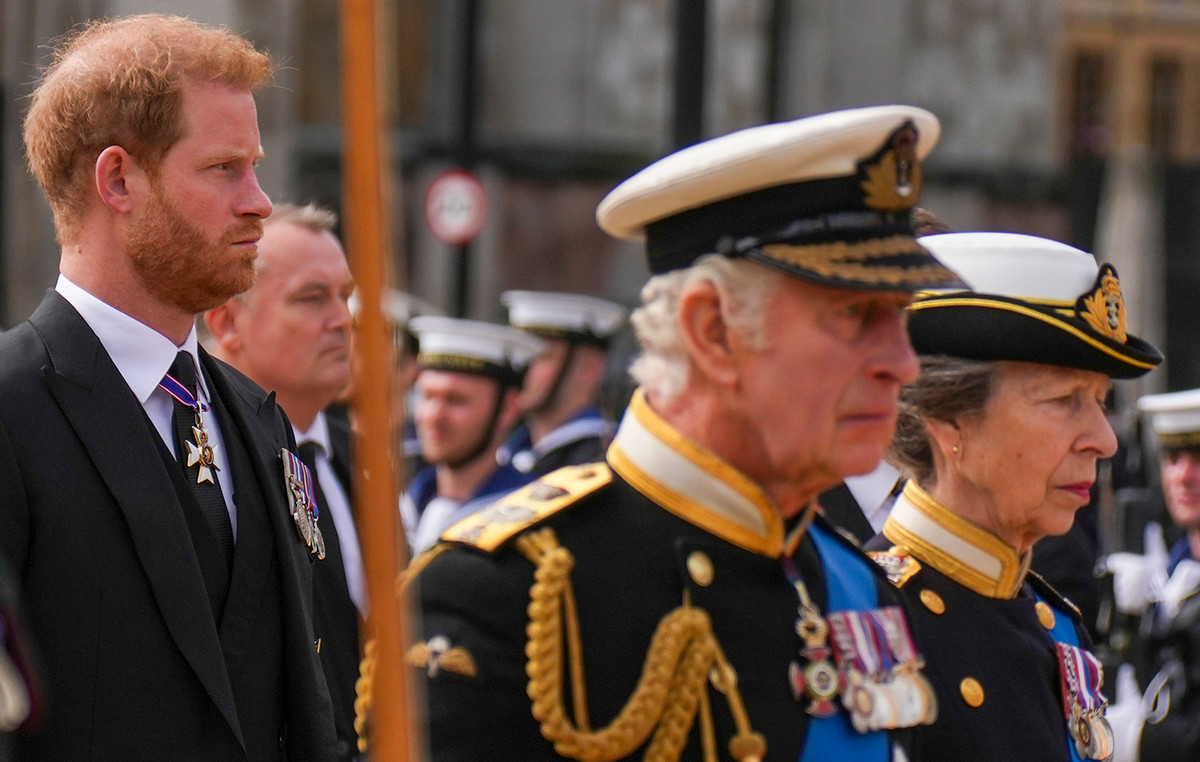 Ο βασιλιάς Κάρολος επέστρεψε στο Λονδίνο και ο πρίγκιπας Χάρι περιμένει συνάντηση – Ποιος είναι ο όρος που έχει τεθεί