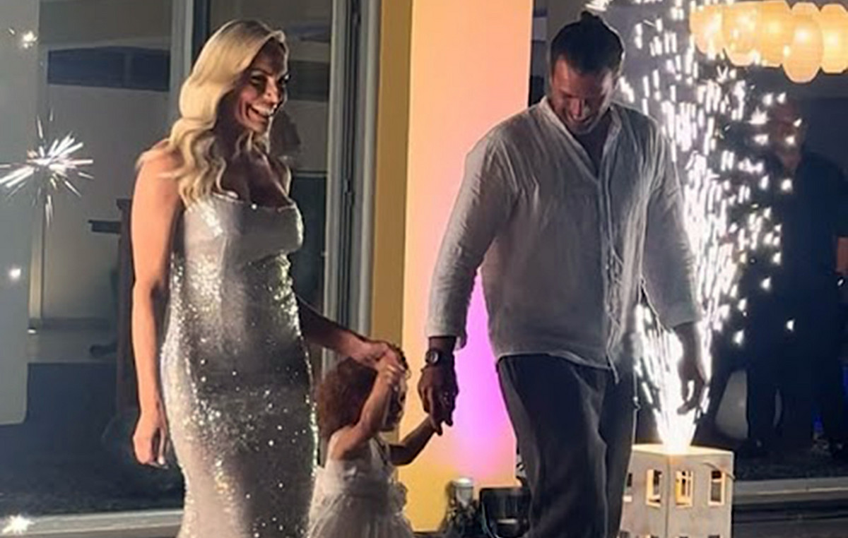 Ιωάννα Μαλέσκου και Κωνσταντίνος Δανιάς βάπτισαν την κόρη τους – Η λαμπερή είσοδος της νεοφώτιστης Μαρίλιας με τους γονείς της