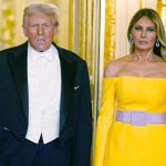 «Ντύθηκε σαν μπανάνα» – Κάποιοι τρόλαραν τη Μελάνια Τραμπ για το κίτρινο φόρεμα του επίσημου δείπνου, σάλος με τους γυμνούς ώμους της
