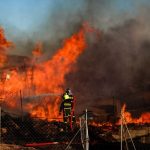 Ενισχύθηκαν οι πυροσβεστικές δυνάμεις για την φωτιά σε εργοστάσιο στο Μενίδι