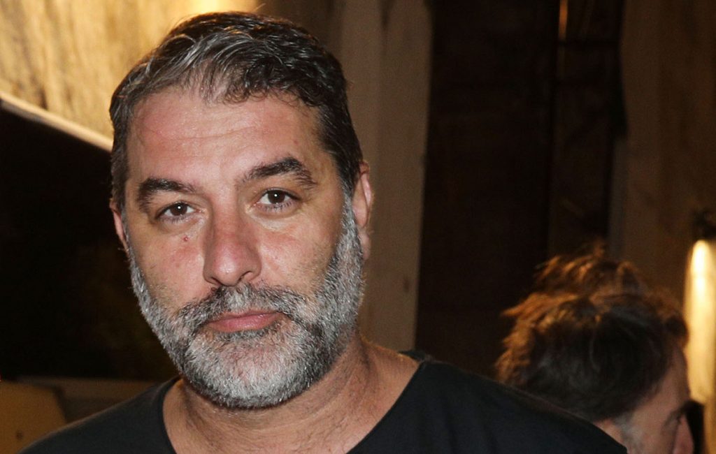 Στην Ευελπίδων ο Βασίλης Μπισμπίκης – Το κρητικό γλέντι, οι φθορές σε 10 οχήματα, η συνέντευξη μετά το ατύχημα και η σύλληψη