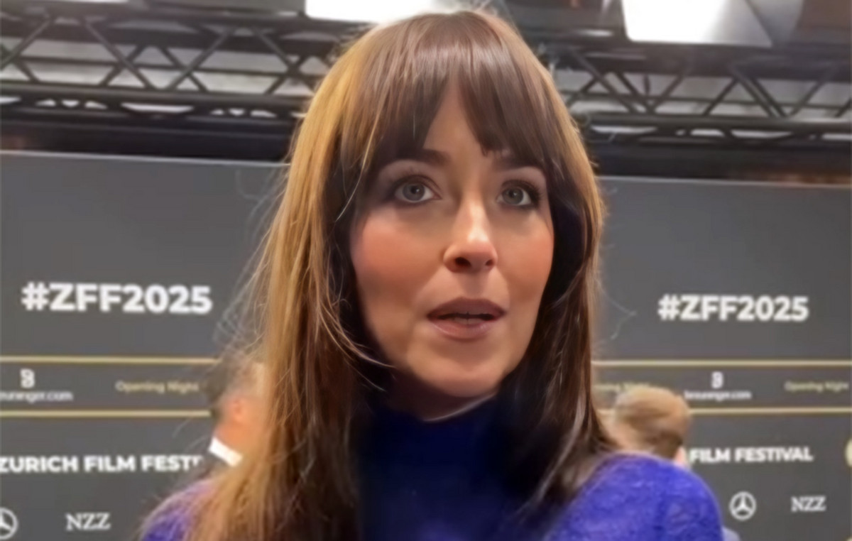 Ντακότα Τζόνσον: Η εκρηκτική εμφάνιση χωρίς σουτιέν – H ηθοποιός έβαλε διάφανη δαντελένια δημιουργία Gucci