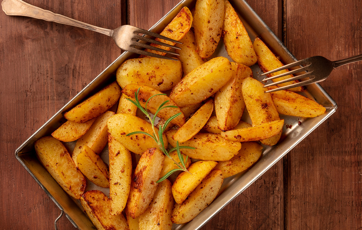 Λεμονάτες πατάτες φούρνου αρωματισμένες με σκόρδο