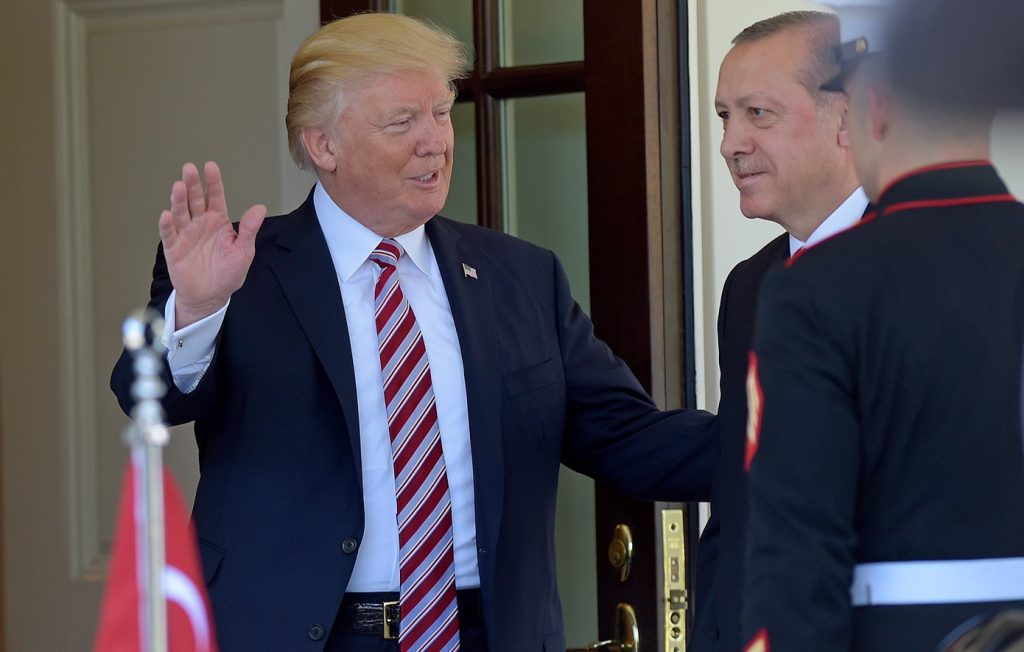 Bloomberg: Ο Ερντογάν πάει στον Λευκό Οίκο με «λίστα αγορών» άνω των 50 δισ. δολαρίων