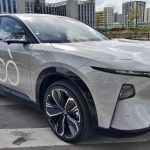 Οδηγώντας το Mazda EZ-60: Ένα SUV-ορόσημο!
