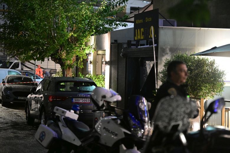 Βίντεο ντοκουμέντο από την στιγμή που άγνωστος μεταφέρει σακούλα με τη βόμβα στην είσοδο της ντισκοτέκ «Jacky.O.»