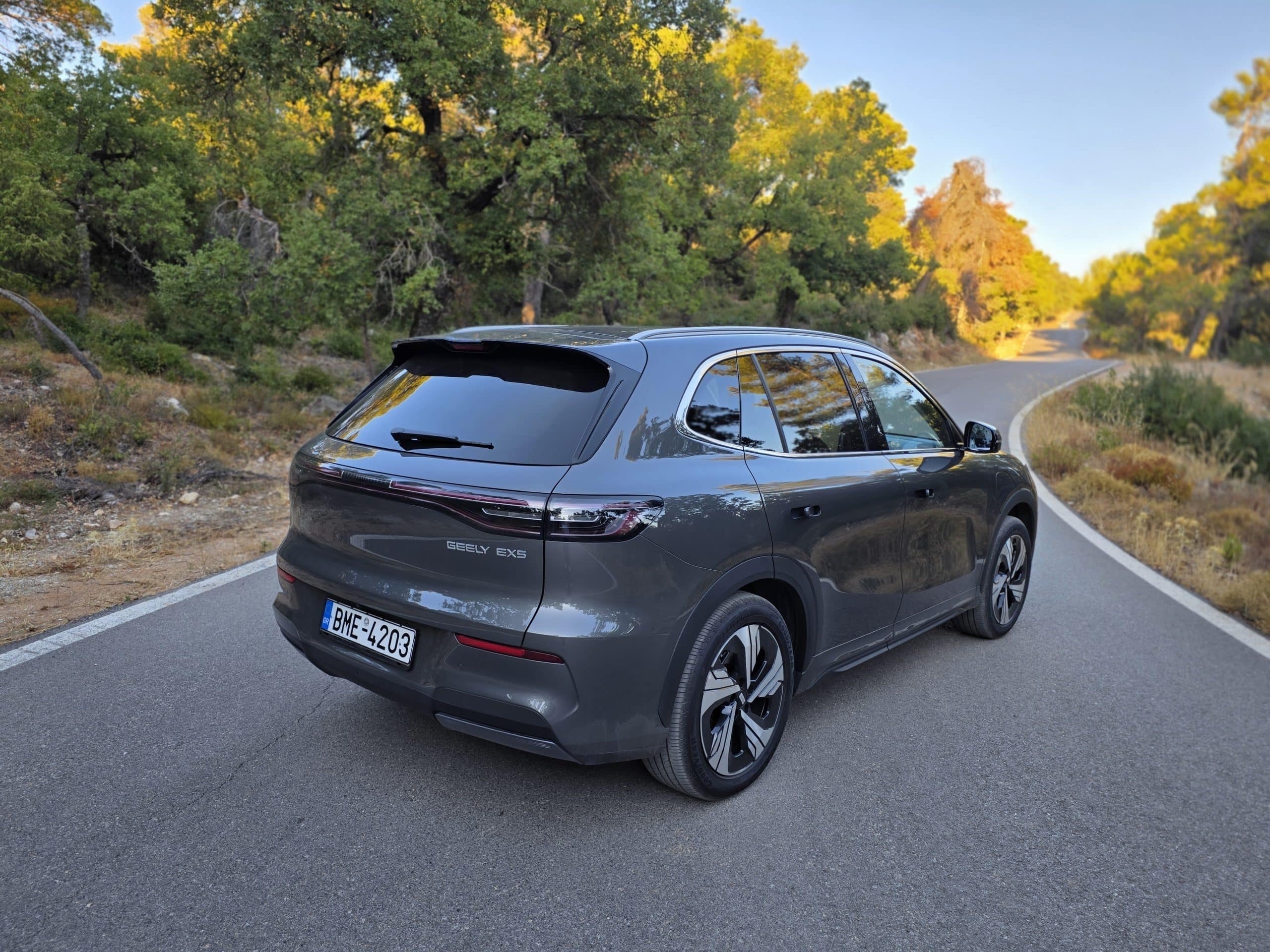 Το Geely EX5 έχει επιβλητική παρουσία, άνεση στην καμπίνα, ισχύ 218 ίππων και μπαταρία 60,2 kWh, προσφέροντας μια ολοκληρωμένη οδηγική εμπειρία εντός και εκτός πόλης.