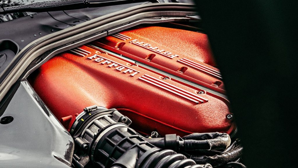 Η Ferrari δεν εγκαταλείπει τη φλόγα των κυλίνδρων