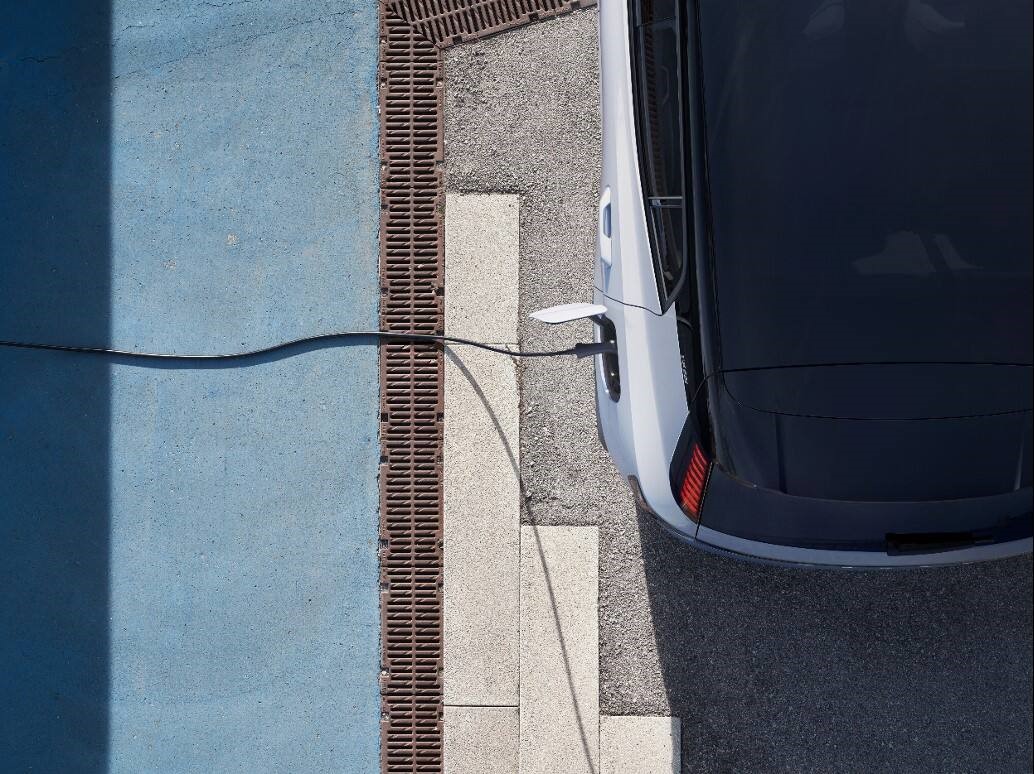 Η Volvo Cars λανσάρει πρωτοβουλία δωρεάν οικιακής φόρτισης