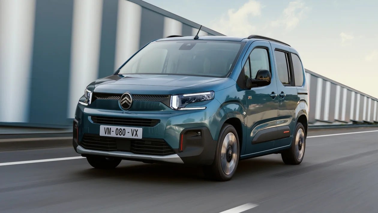 Το  Citroen Berlingo μπορεί στην πραγματικότητα να είναι ένα βαν που έχει μετατραπεί σε MPV, αλλά η μάρκα εφαρμόζει αυτό το κόλπο εδώ και καιρό και ως εκ τούτου αυτό το επταθέσιο είναι πραγματικά ελκυστικό.

Το μεγάλο πλεονέκτημα του να βασίζεται κανείς σε ένα πραγματικό βαν είναι ότι τα βαν τείνουν να είναι αρκετά πρακτικά και πρακτικά, και αυτό ισχύει κυρίως για την έκδοση για επιβάτες. Τα μεγάλα παράθυρα σημαίνουν ότι η ορατότητα είναι τεράστια, η μεσαία σειρά είναι αρκετά φαρδιά για τρία ξεχωριστά καθίσματα (και η πρόσβαση γίνεται μέσω συρόμενων θυρών), ο χώρος αποσκευών είναι τεράστιος σε ένα πενταθέσιο (1.050 λίτρα) και τα καθίσματα της τρίτης σειράς έχουν επίσης αξιοπρεπές μέγεθος (και είναι πλήρως αφαιρούμενα).