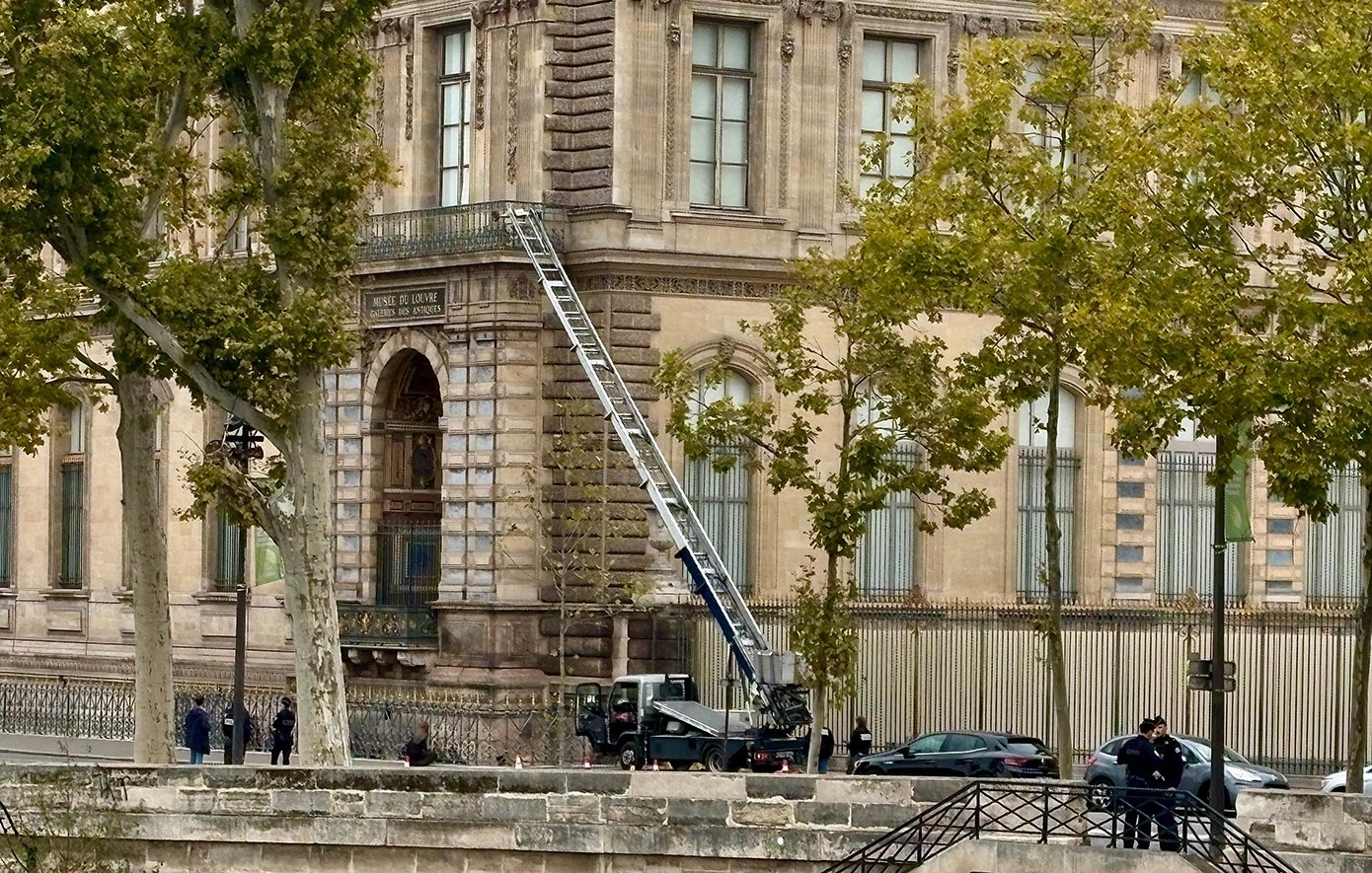 Ληστεία στο Λούβρο: Συνελήφθησαν δύο ύποπτοι – Δυσαρεστημένη η εισαγγελέας του Παρισιού για τη διαρροή της πληροφορίας